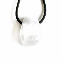 Afbeelding in Gallery-weergave laden, Mineraalsteen geboorde hangers
