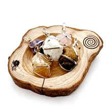 Afbeelding in Gallery-weergave laden, Ruwe mineraalstenen kooi hangers